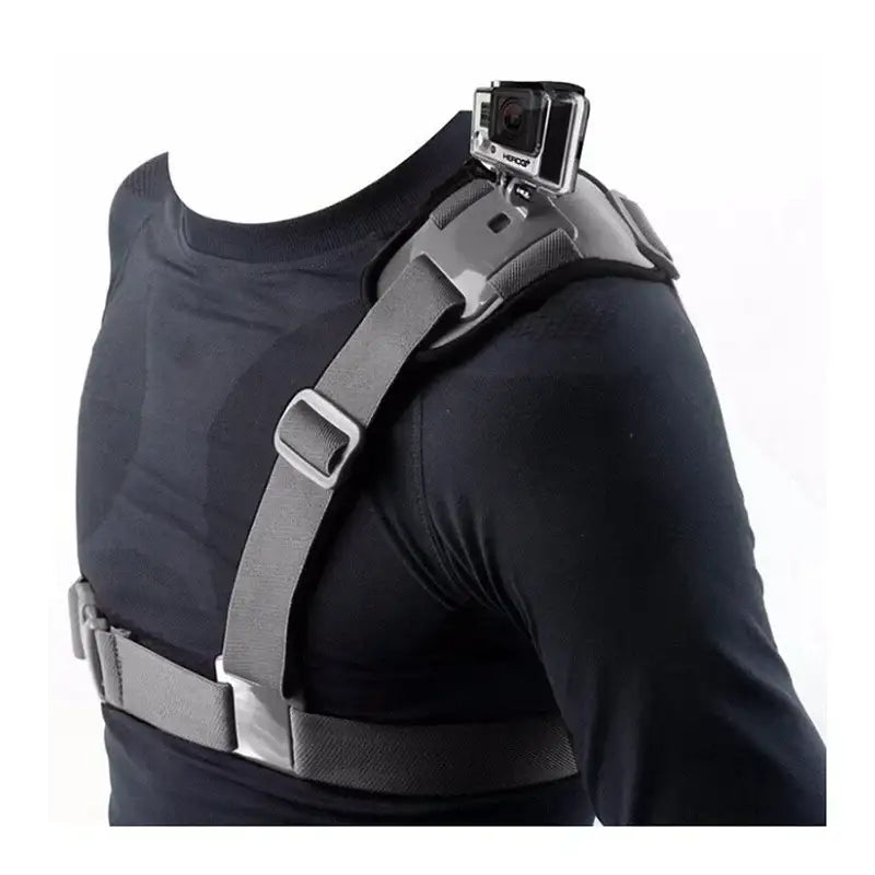 Axelrem med monterad actionkamera på svart tröja för handsfree video