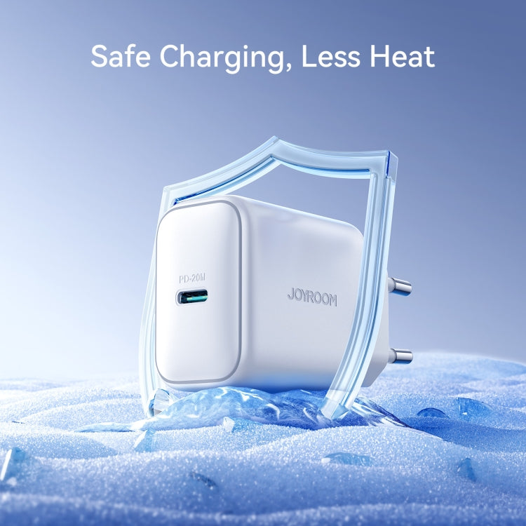 JOYROOM USB-C Laddare 20W med PD-teknik: Vit kompakt adapter som snabbt laddar mobila enheter.