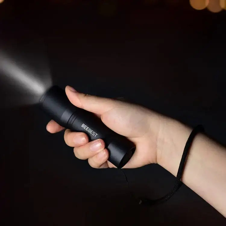 BEEBEST bärbar LED-ficklampa. Köp denna lilla, pålitliga ficklampa för ljus i mörkret.