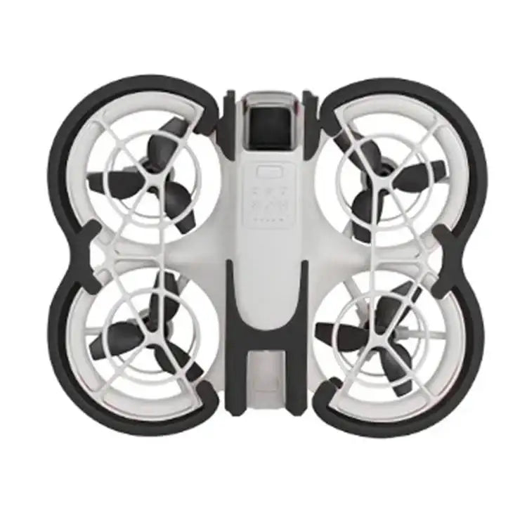 DJI Neo Propellerskydd monterat på drönaren, med fokus på hållbarhet och säkerhet för propellrar. Maximerar flygtiden.
