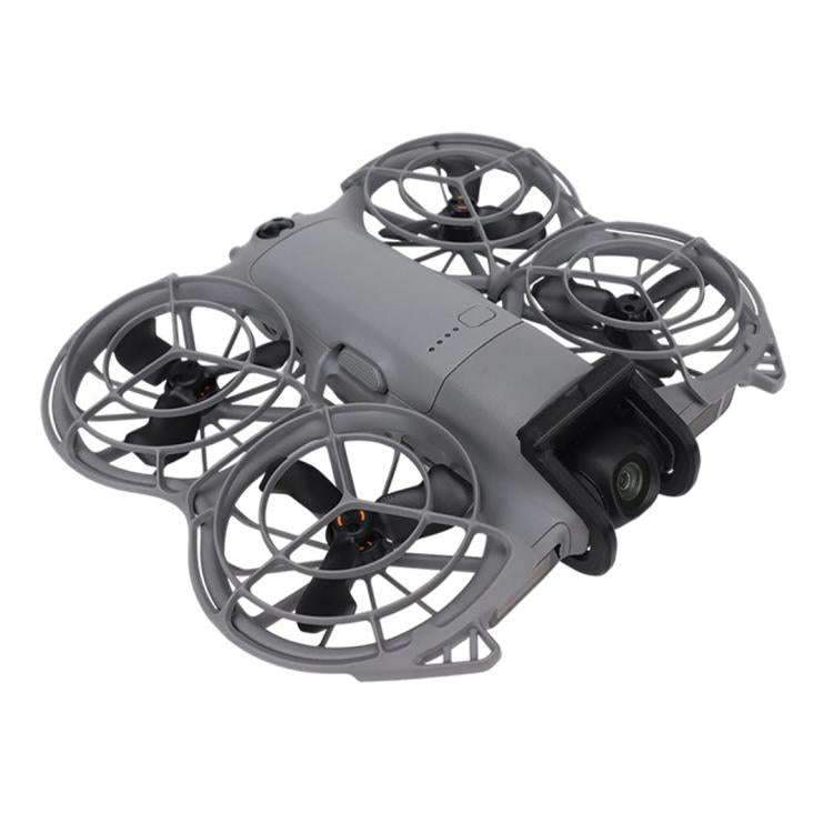 DJI Neo 2 Linsskydd som förbättrar skyddet för drönarens kamera, fotograferad framifrån på en vit bakgrund.